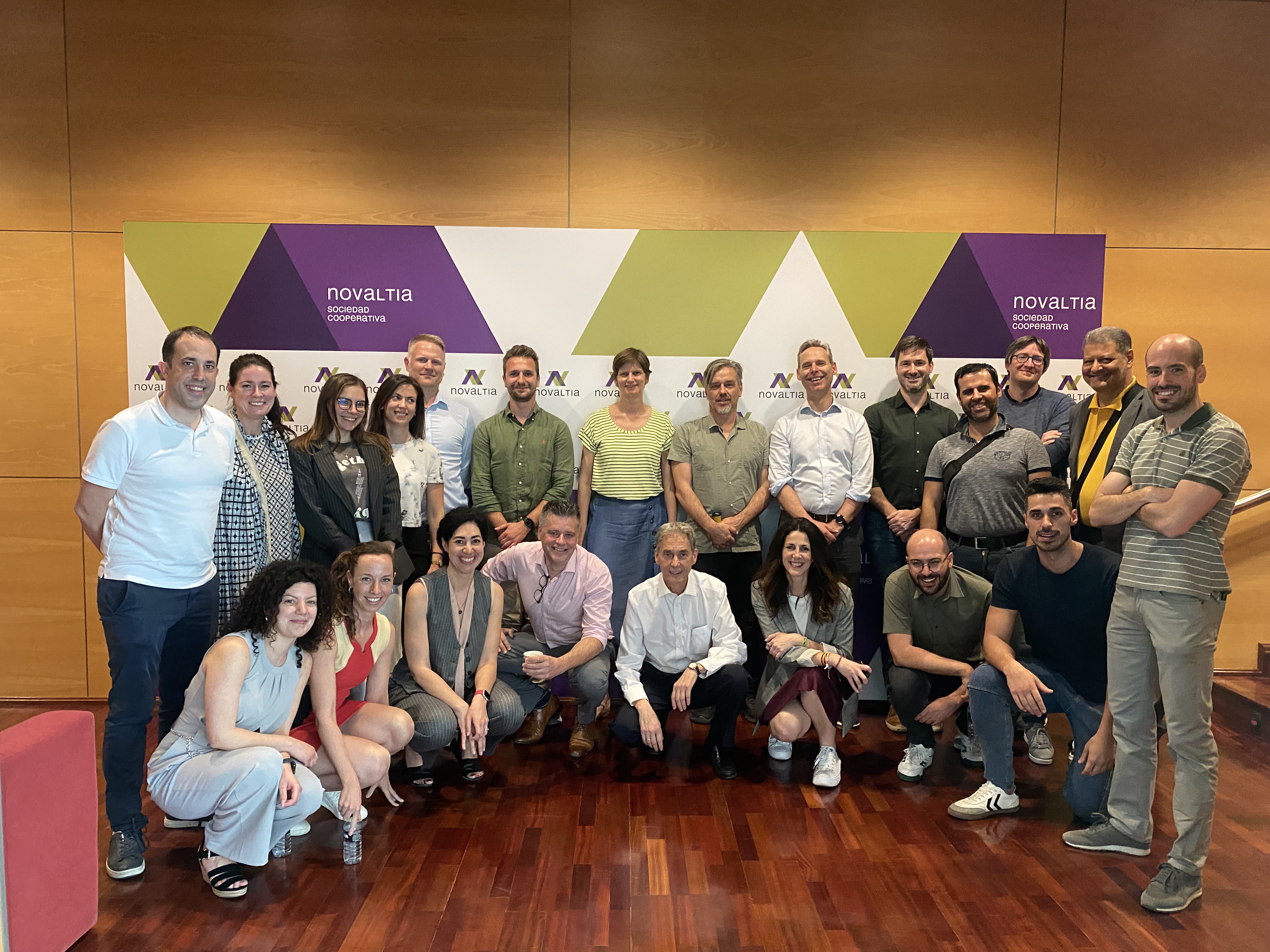 Alumnos internacionales del Zaragoza Logistic Center visitan las instalaciones de Novaltia en Zaragoza